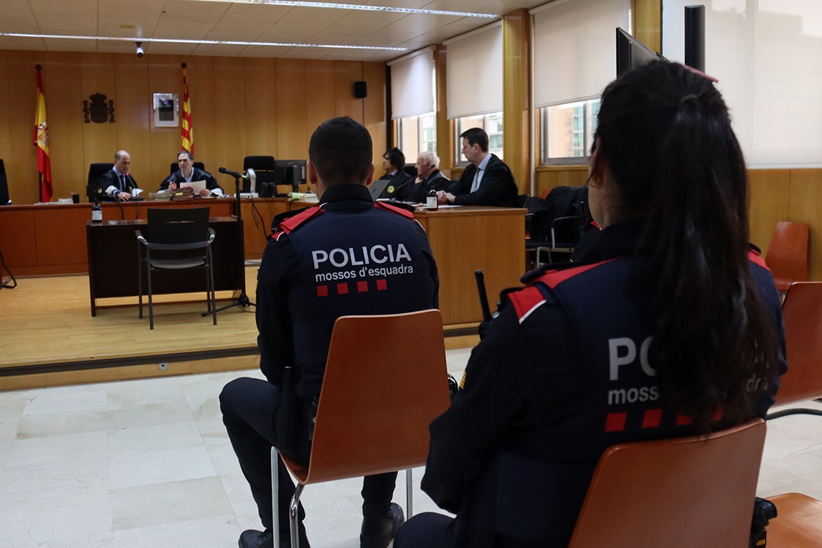 Agents dels Mossos d'Esquadra que han custodiat l'acusat fins a  la sala de l'Audiència de Tarragona on s'ha portat a terme el judici.