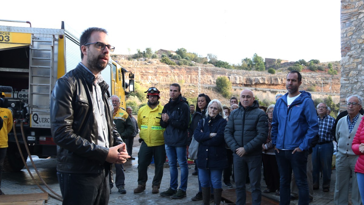 L'alcalde de l'Espluga de Francolí, Josep Maria Vidal, en un minut de silenci pels danys causats per l'aiguat del 2019