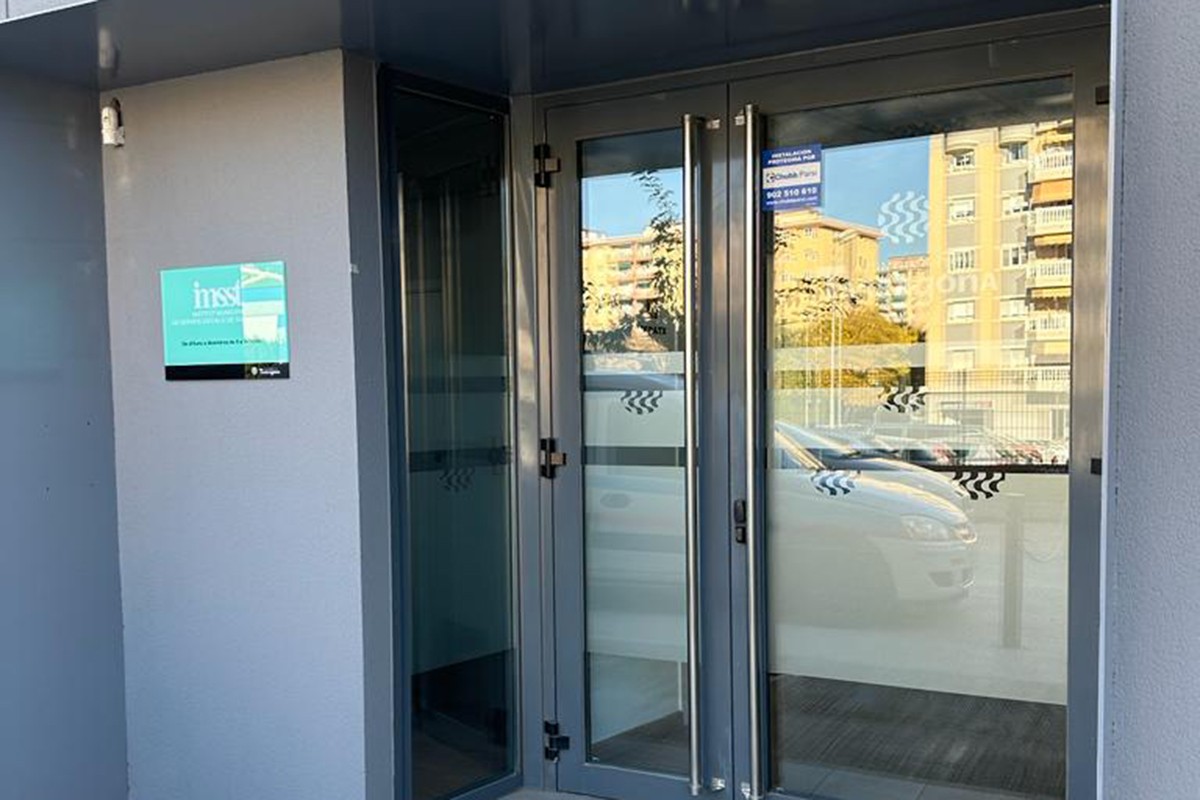 Les portes de la nova seu de l'IMSS a Sant Pere i Sant Pau.