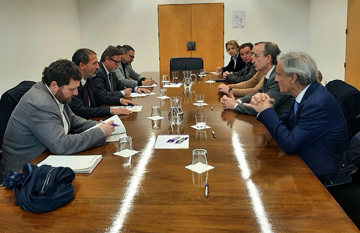 Reunió d'alcaldes i responsables empresarials del polígon nord de Tarragona amb el secretari d'Infraestructures, Xavier Flores.