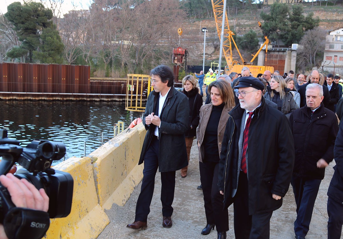 La ministra per a la Transició Ecològica, Teresa Ribera, i l'alcalde de Flix, Francesc Barbero, amb la comitiva que ha visitat les obres de descontaminació.