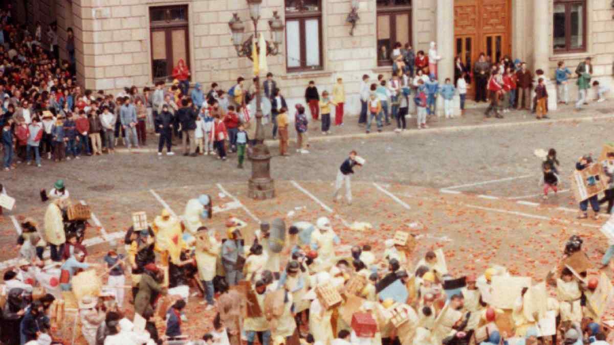 A «Testimonis del passat» recuperem la guerra de tomàquets del Carnaval de Reus