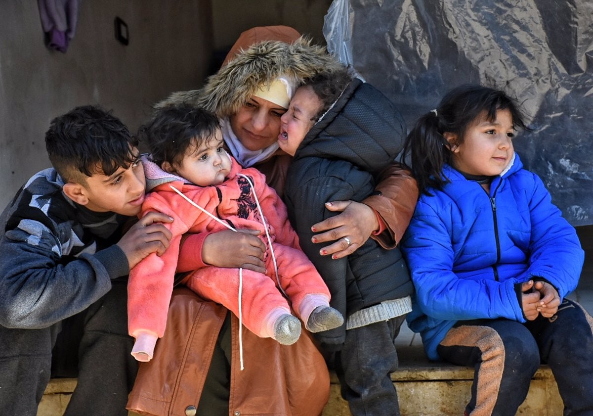 Una família siriana, en un campament temporal per als afectats pels terratrèmols