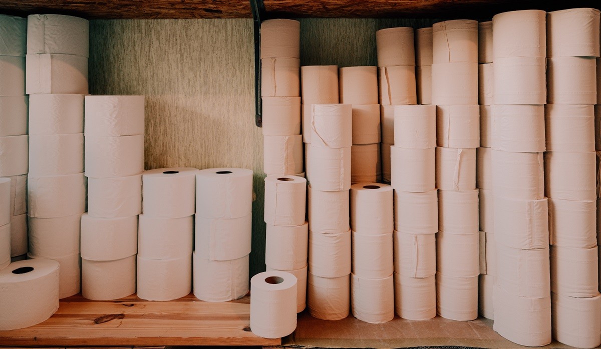Rotlles de paper higiènic dins un armari, en una imatge d'arxiu