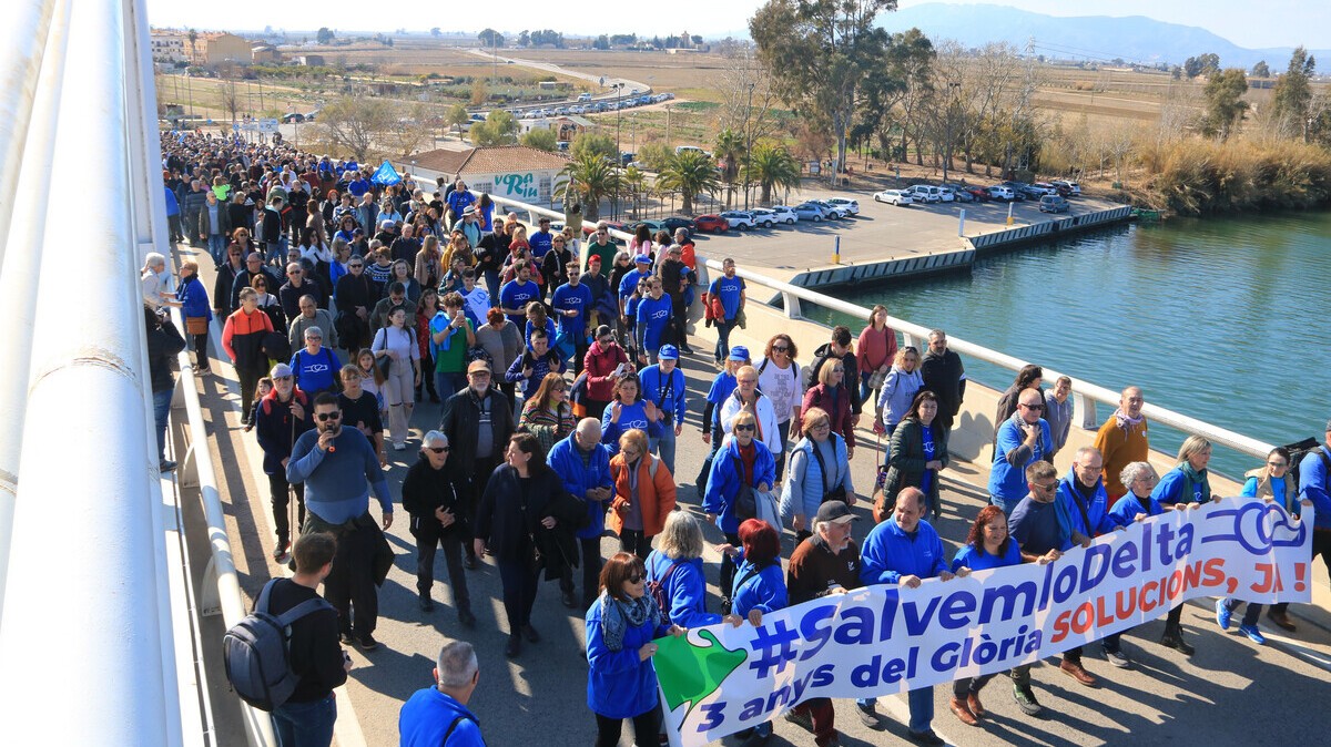Manifestació en defensa de l'Ebre, al seu pas pel pont Lo Passador.