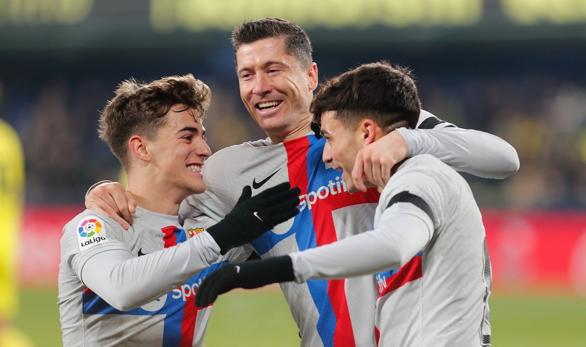 Pedri, Gavi i Lewandowski celebrant el gol del canari contra el Vila-real