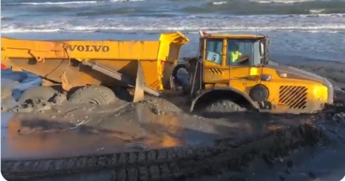 La màquina  de Tragsa atrapada entre el fang a la Barra del Trabucador 