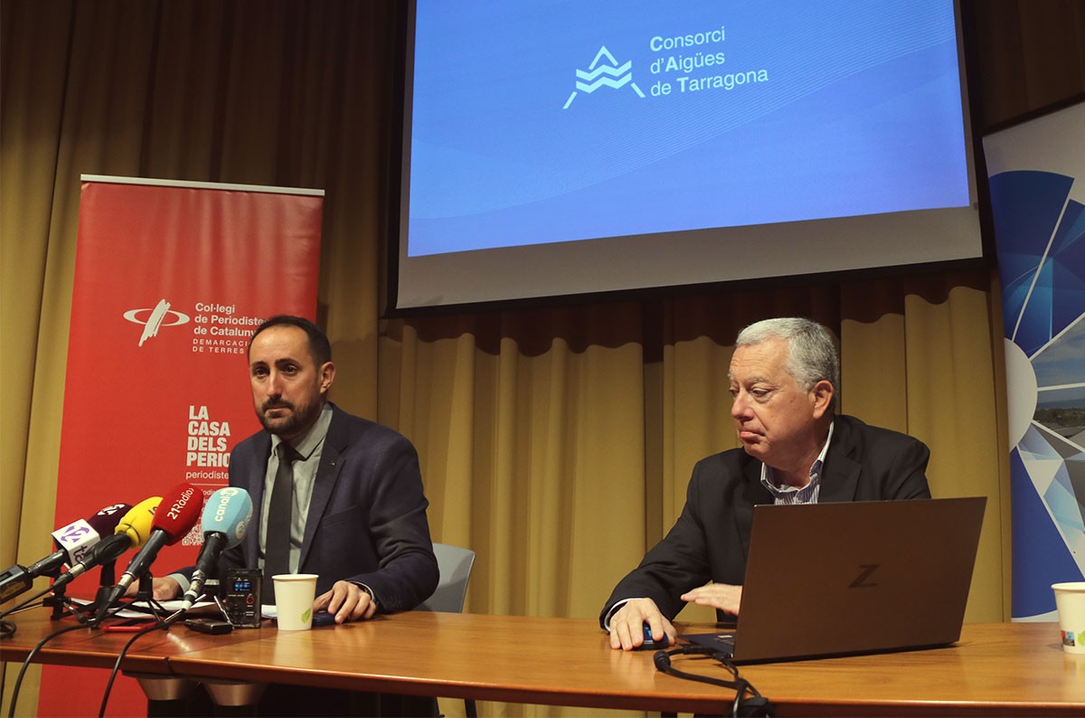 El president del CAT, Joan Alginet, i el gerent, Josep-Xavier Pujol, en la presentació del balanç este dimarts a Tortosa.