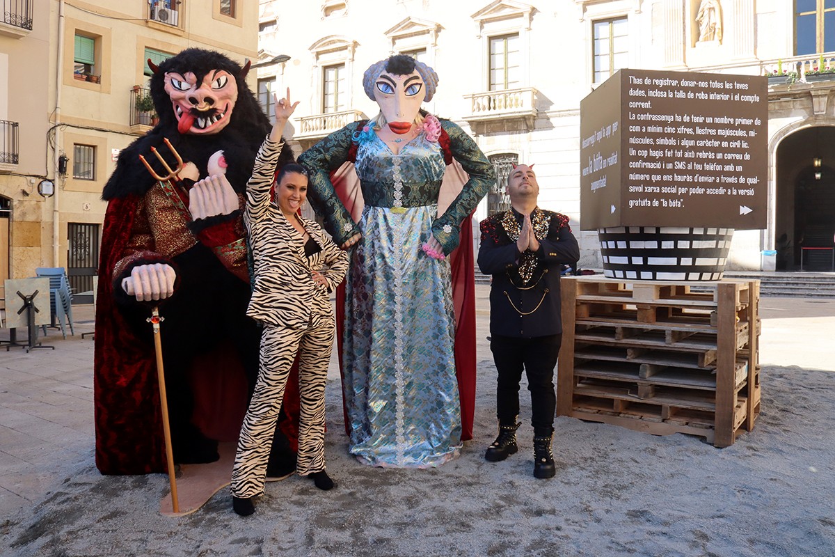 La Reina Concubina i el Rei Carnestoltes amb el Ninot, la Ninota i la Bota del Carnaval de Tarragona 2023.