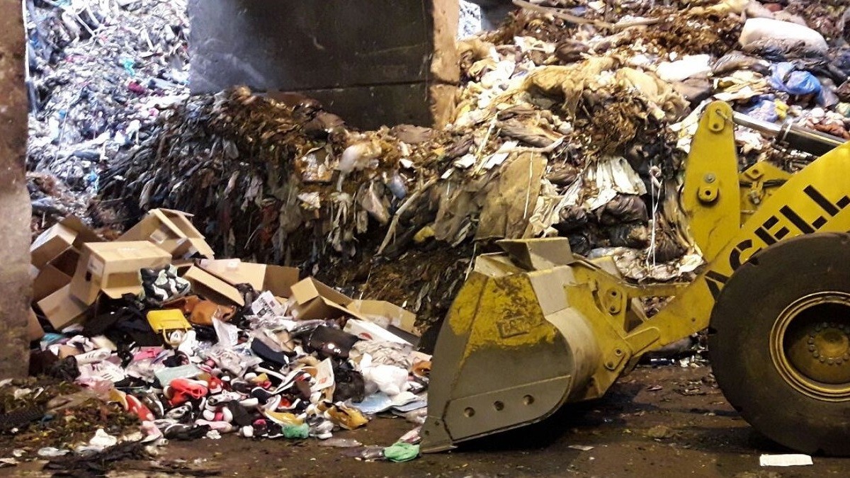 Imatge d'arxiu de destrucció de material incautat al top manta de Canovelles.