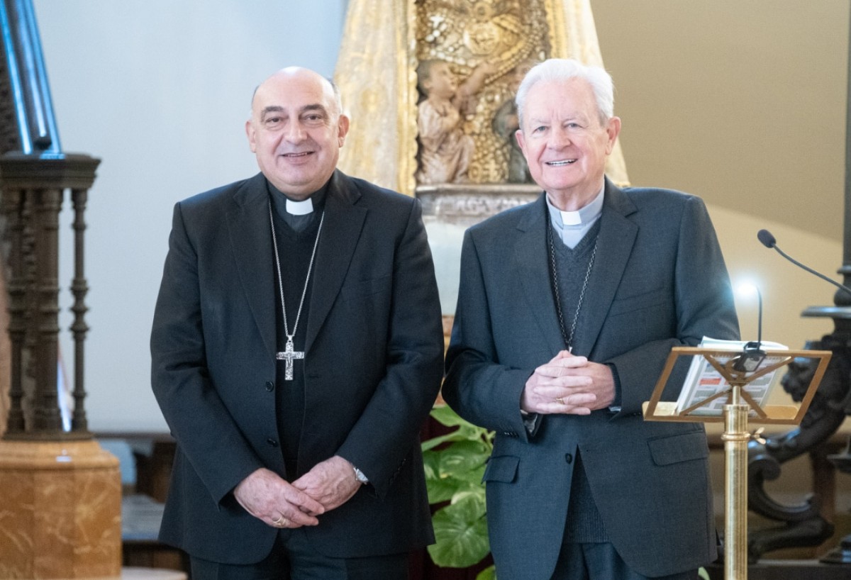 Renúncia de Xavier Salines acompanyat de l'actual arquebisbe de València Enric Benavent 