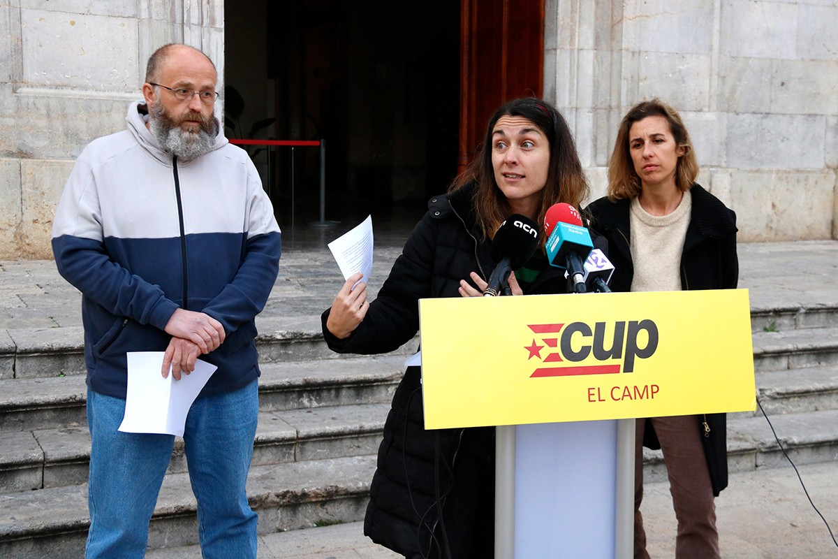 Oscar Purqueras de la CUP Vila-seca, Eva Miguel, regidora de la CUP de Tarragona i la diputada de la CUP, Laia Estrada, durant la roda de premsa.