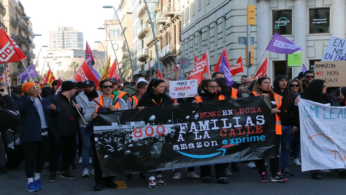 Treballadors d'Amazon de la planta de Martorelles es manifesten pel centre de Barcelona.