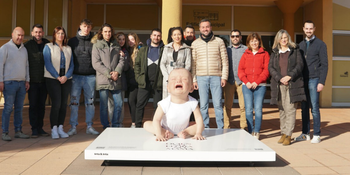Cristina Jobs exposa el seu nadó hiperrealista a Deltebre per conscienciar sobre l'alletament matern en espais públics 