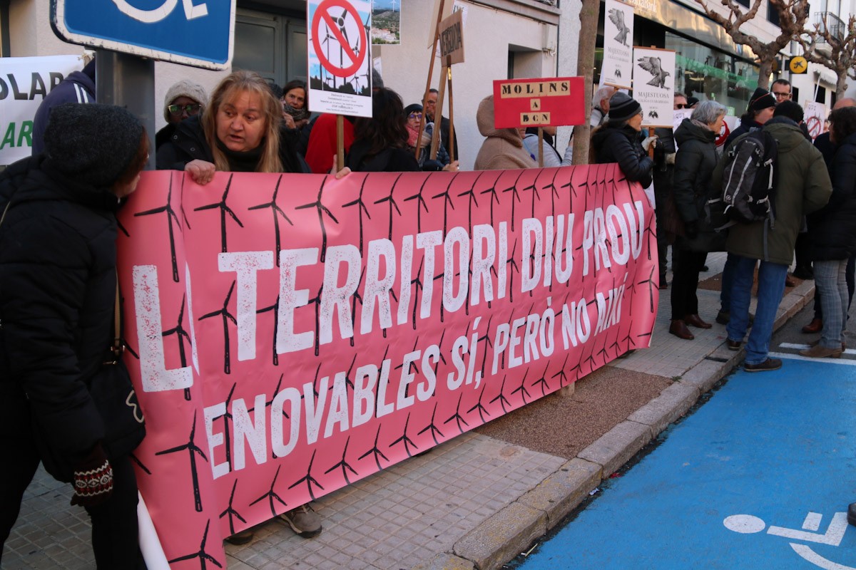Desenes de manifestants a les portes de l'Ajuntament del Perelló protestant en contra de la implantació dels parcs eòlics al territori  