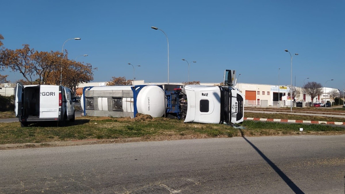 L'accident del camió s'ha produït al polígon industrial Riu Clar de Tarragona.