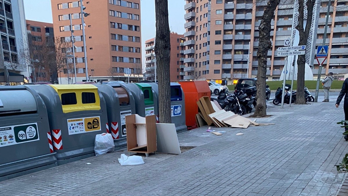 Imatge dels contenidors del carrer Joan Miró de Tarragona, amb diversos mobles abandonats.