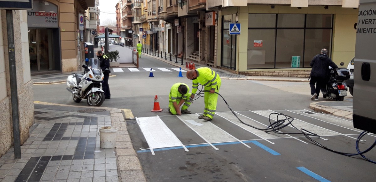 Obres de millora en la senyalització viària al carrer Teodor González de Tortosa 