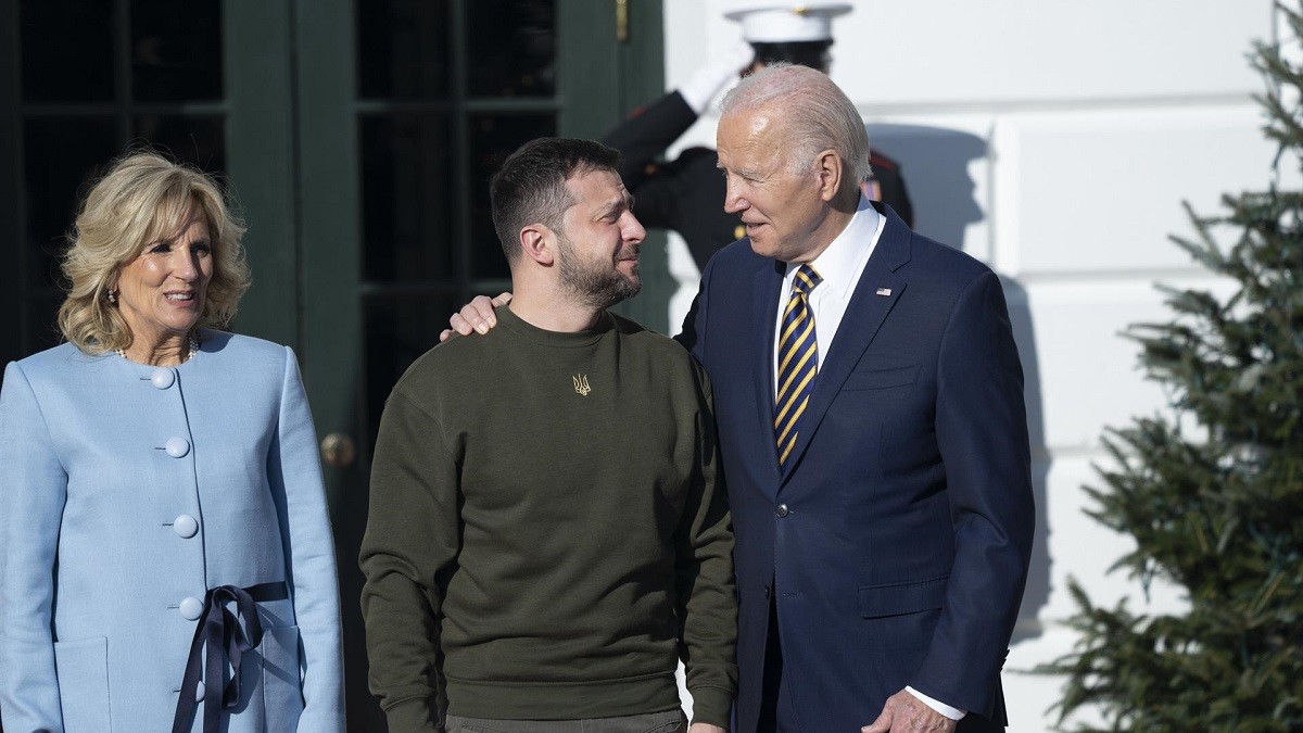 Biden i Zelenski se saluden en la trobada que han mantingut a Kíiv