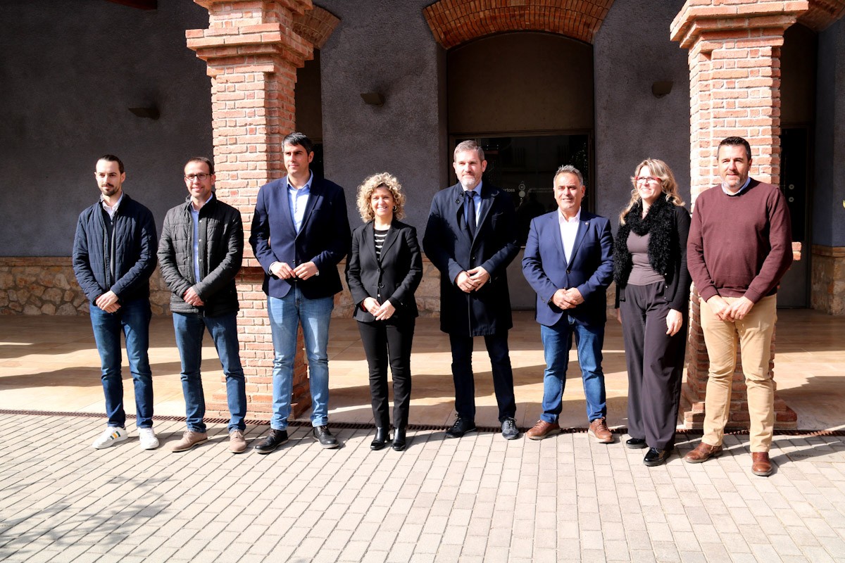 Vuit dels nou alcaldes dels municipis de l'Ebre, Terol o Castelló units en el PERTE per la modernització del cicle de l'aigua i la gestió del recurs, al pati dels llimoners del Museu de Tortosa  