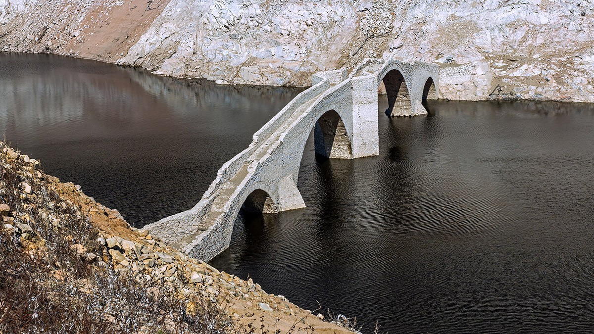 El pont de Querós, visible al pantà de Susqueda per primera vegada en 15 anys.