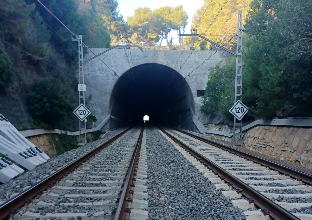Imatge de les vies del tren que passen pel túnel de Roda de Berà.