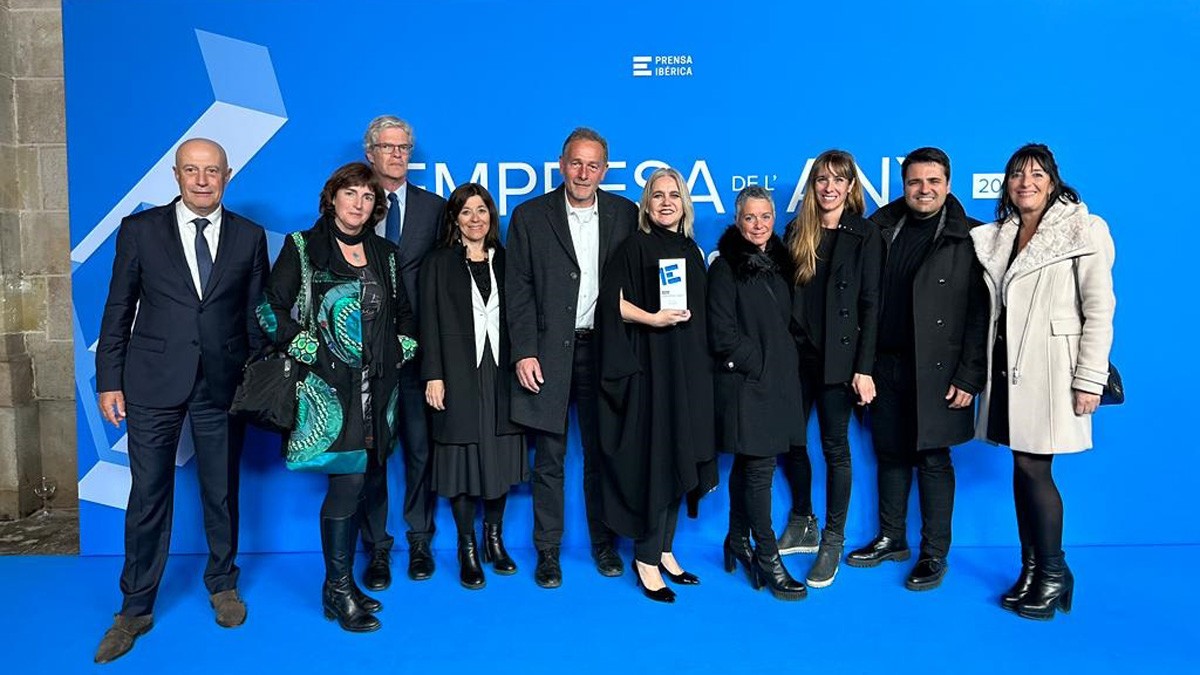 Representants d'Ampans amb el premi Empresa de l'Any d'«El Periódico»