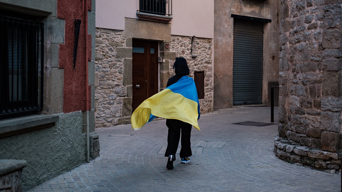 Una refugiada, amb la bandera ucraïnesa.