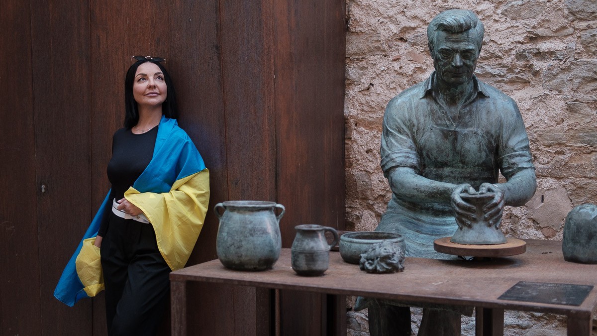 Tetyana Malenka al costat de l'escultura del terrisser de Sant Julià de Vilatorta.