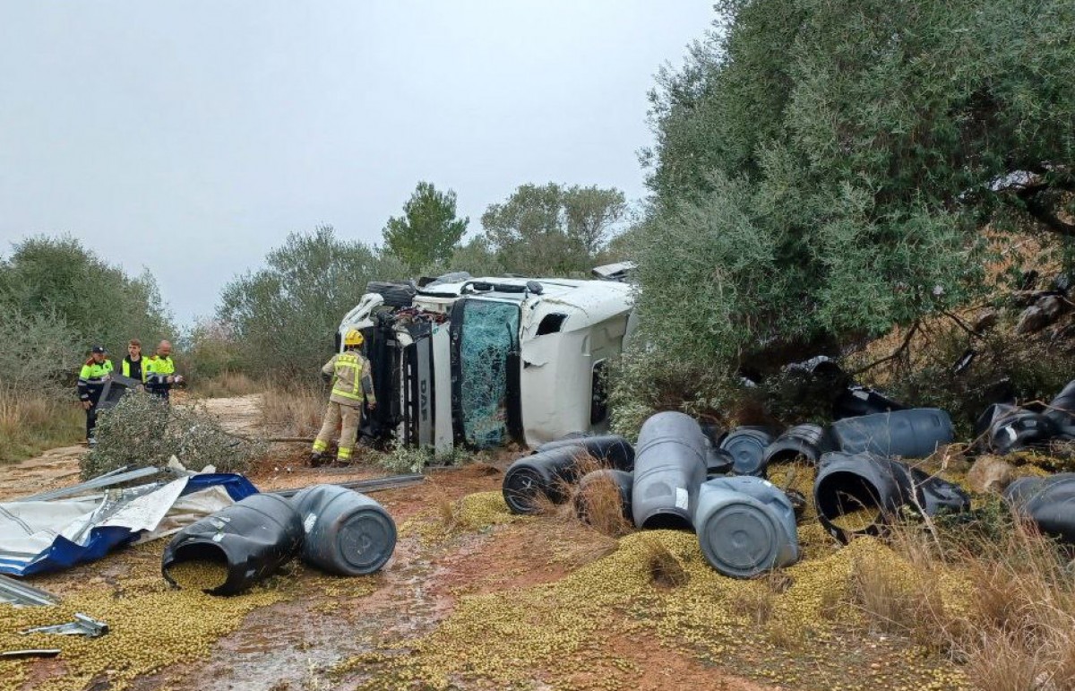 Bidons d'olives escampats per l'AP-7 arran de l'accident entre un camió i una furgoneta 