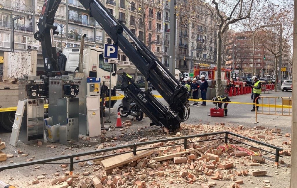 El braç de la grua i la resta del balcó trencat al Paral·lel de Barcelona