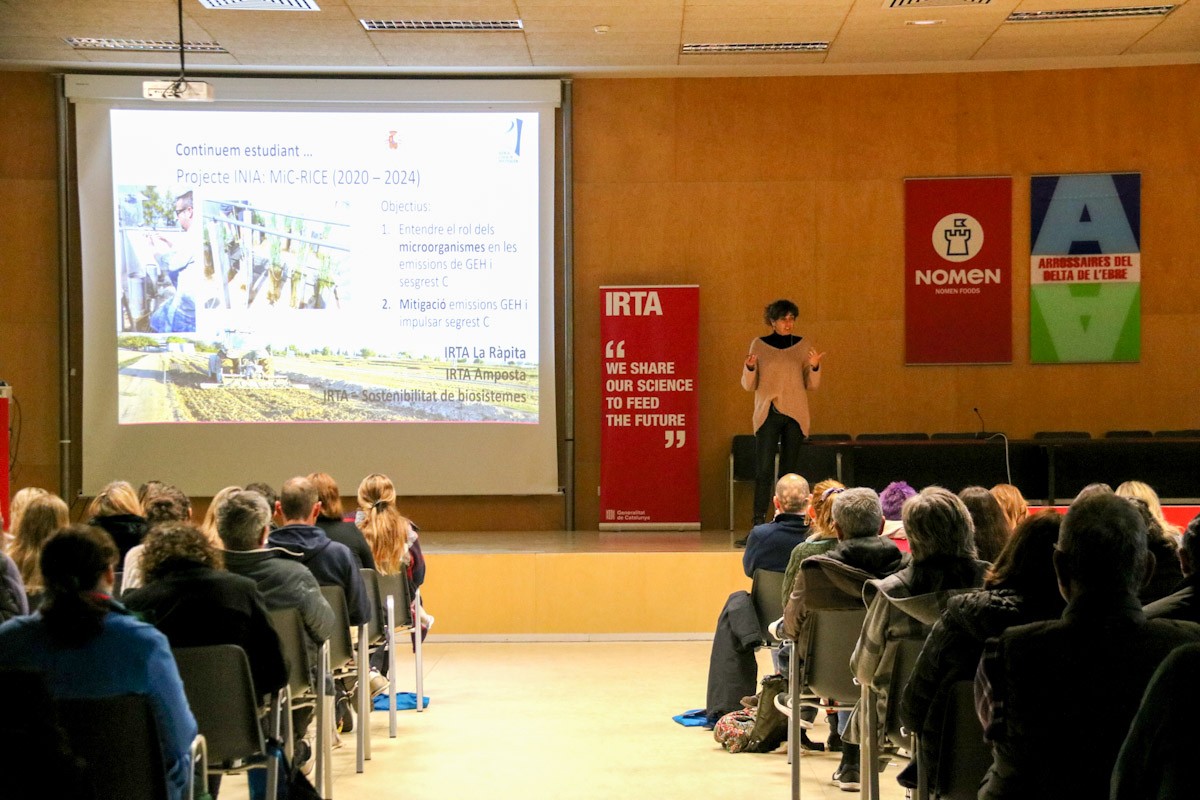 Desenes d'assistents escolten la investigadora Maite Martínez en la 17a jornada tècnica de l'arròs de l'IRTA, a la sala d'actes d'Arrossaires del Delta de l'Ebre   