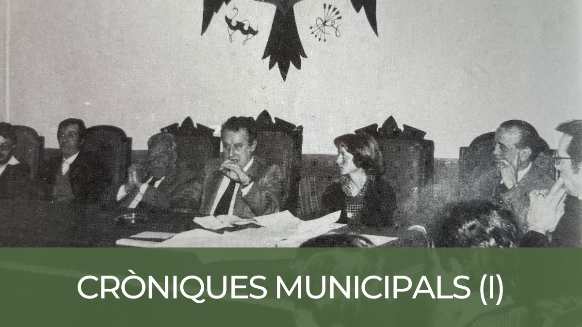 Víctor Laforga presidint el primer ajuntament democràtic de la ciutat de Tremp, amb l'àliga franquista i «el jou i les fletxes» de la Falange encara a la paret