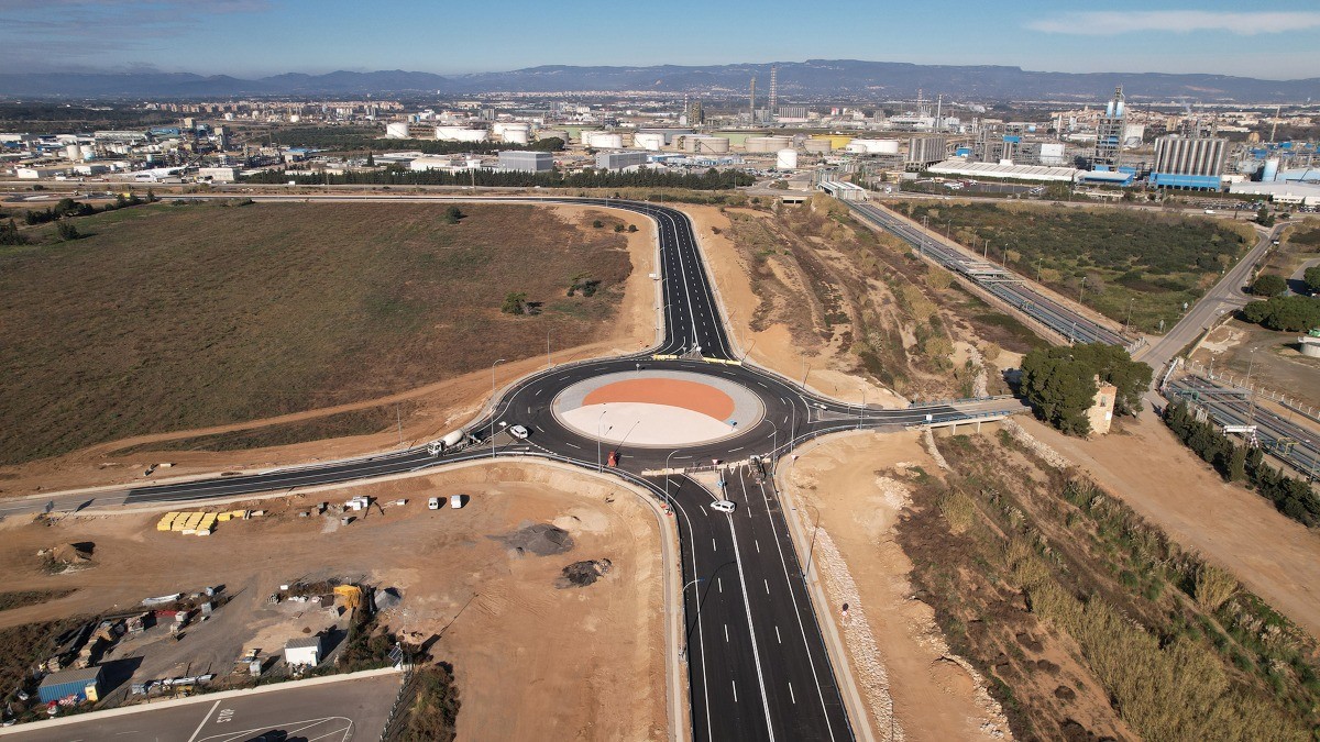El vial perimetral de la Zona d'Activitats Logístiques (ZAL) al Port de Tarragona després de les obres finalitzades.
