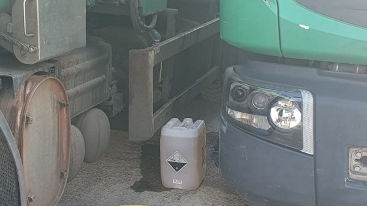 Els dos detinguts es van endur el combustible dels vehicle de recollida d'escombraries.