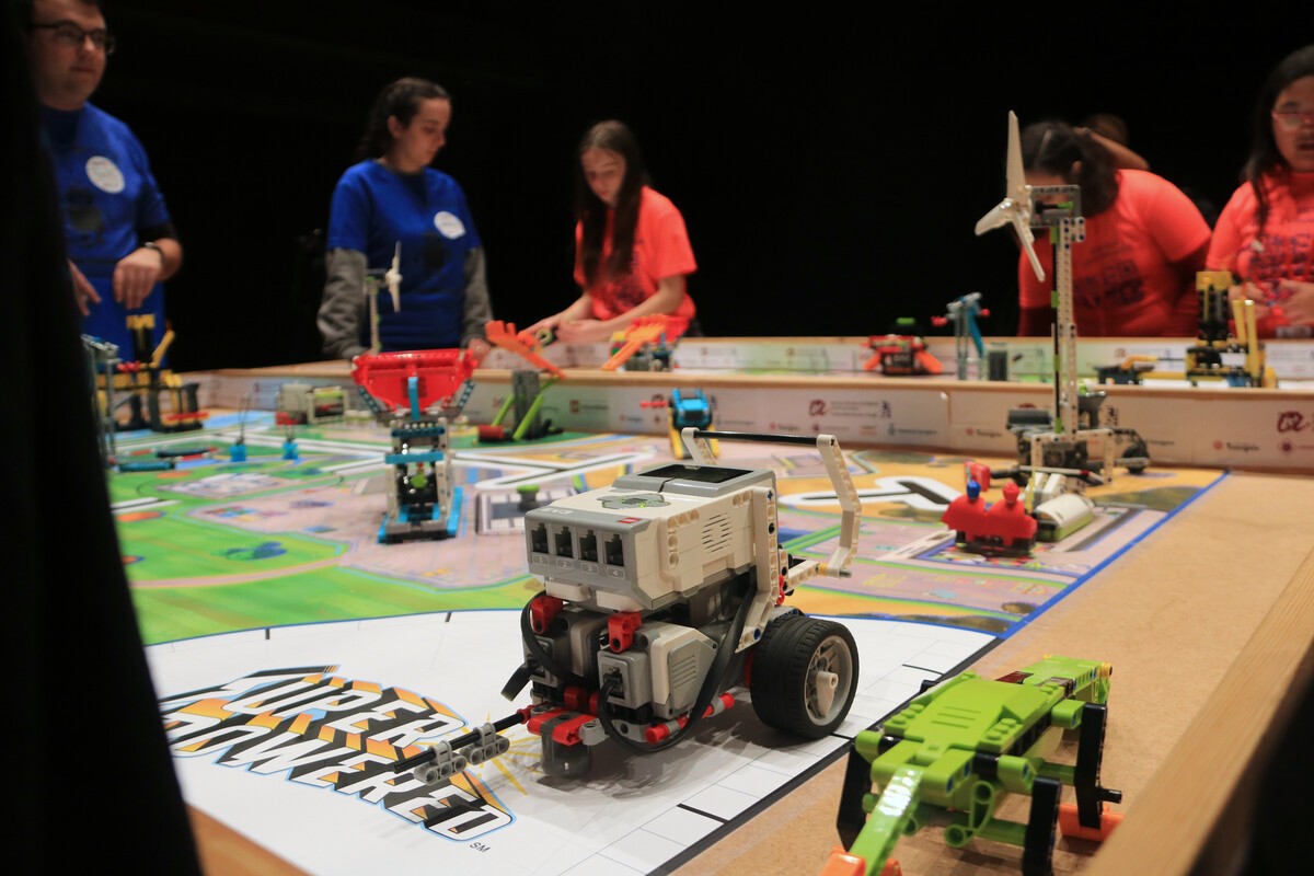 Detall del robot amb què els equips d'estudiants de secundària participen a la First Lego League a Tarragona
