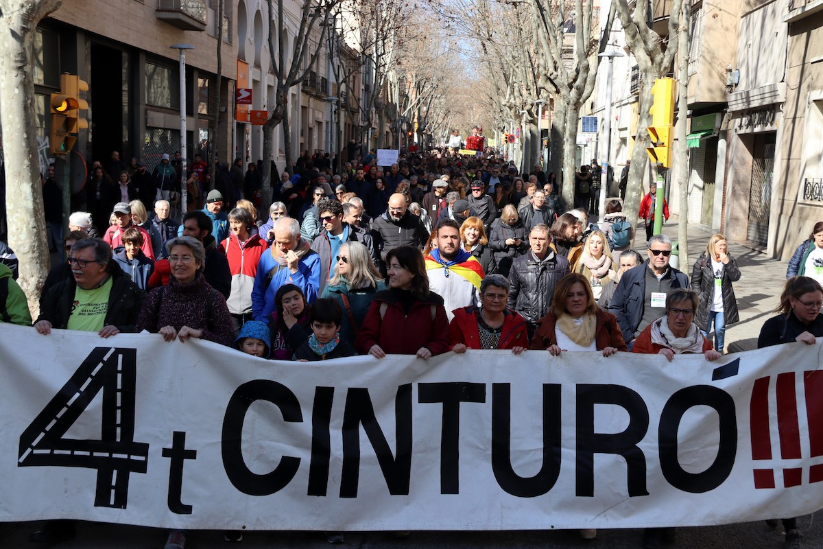 La capçalera de la manifestació en contra del Quart Cinturó a Sabadell