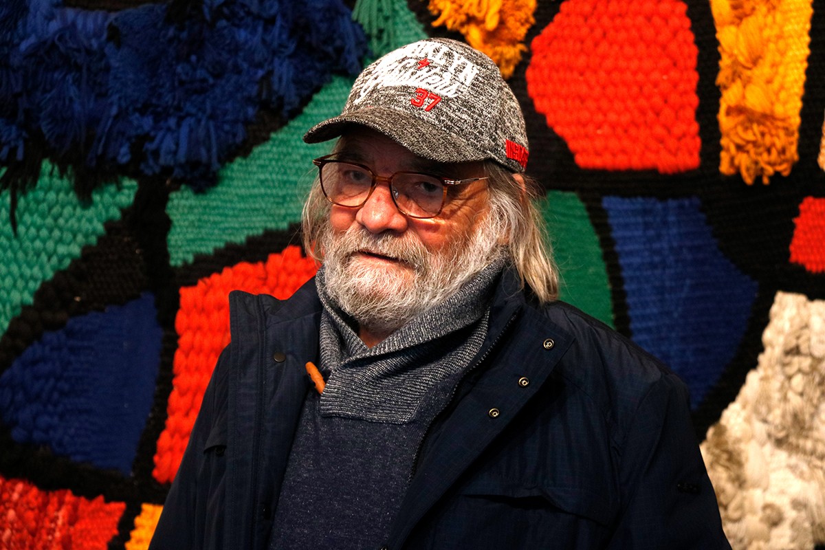 Josep Royo davant el Tapís de Tarragona que va fer amb Joan Miró, actualment exposat al MAMT.