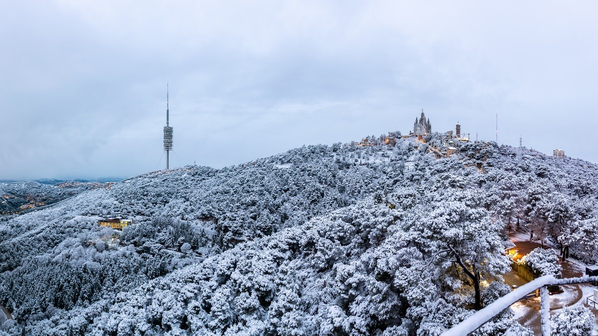 El Tibidabo ple de neu, aquest matí