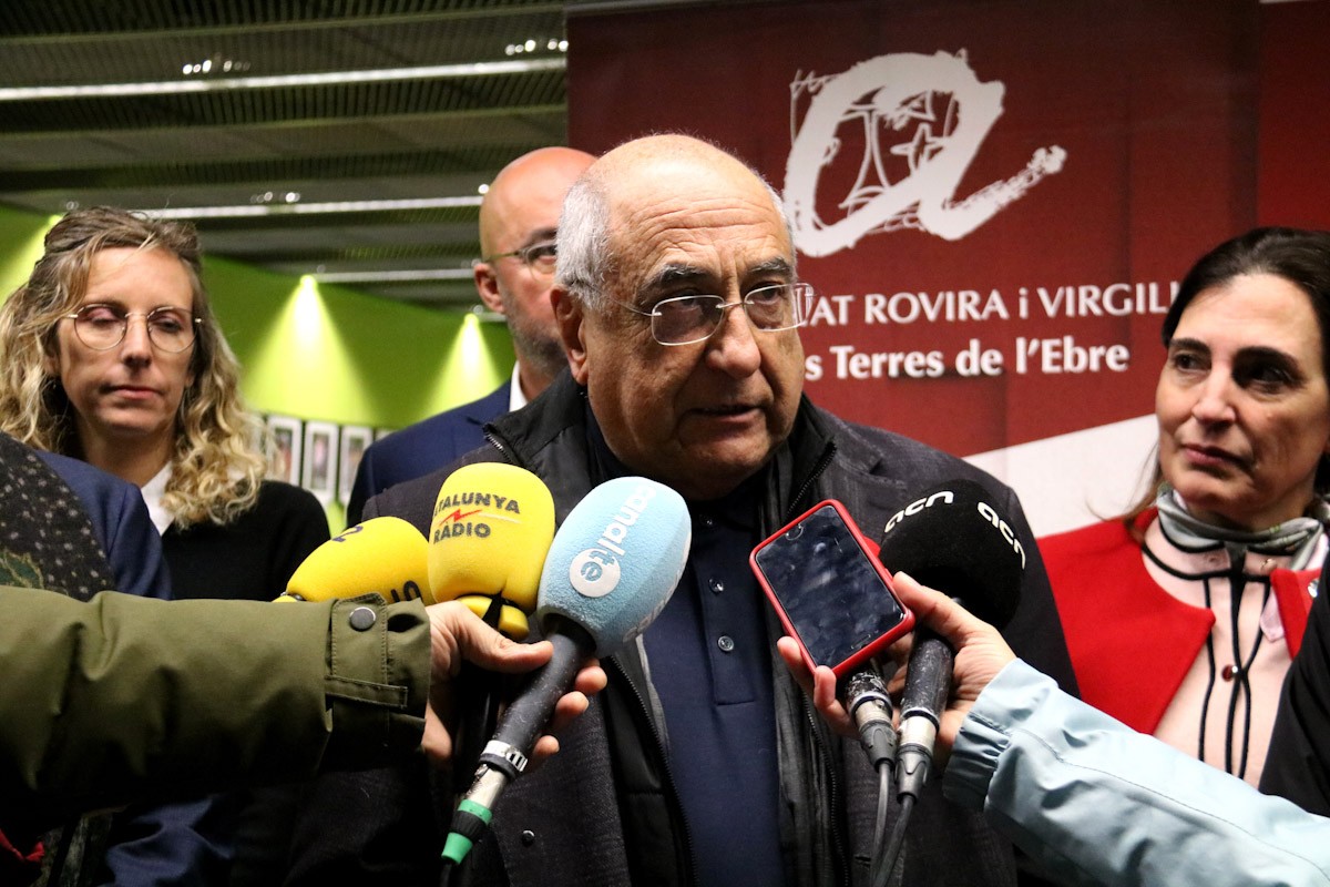 El conseller de Recerca i Universitats, Joaquim Nadal, atenent els mitjans de comunicació al Campus Terres de l'Ebre de la URV, a Tortosa 