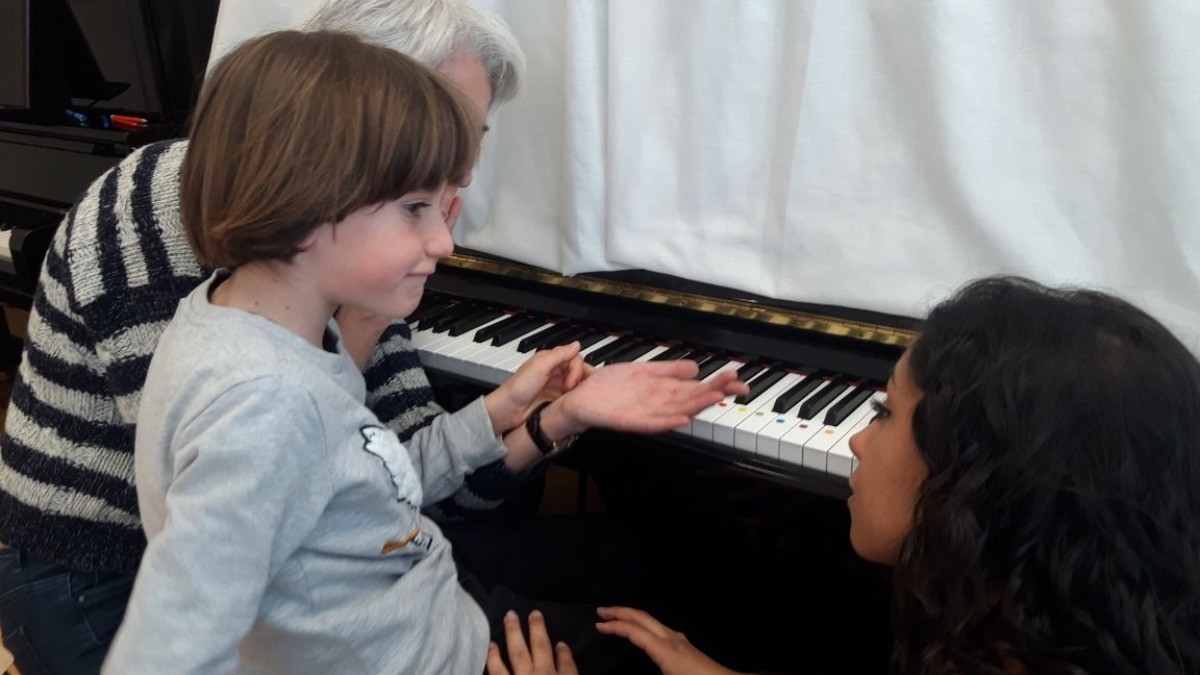 L'Eloi amb la seva vetlladora, la Soraya, en una classe de piano.