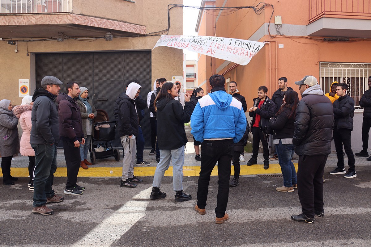 Imatge de diverses persones al barri de Torreforta donant suport una família.