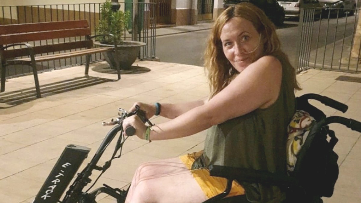 La Marta amb la cadira de rodes que incorpora un motor per passejar pel carrer 
