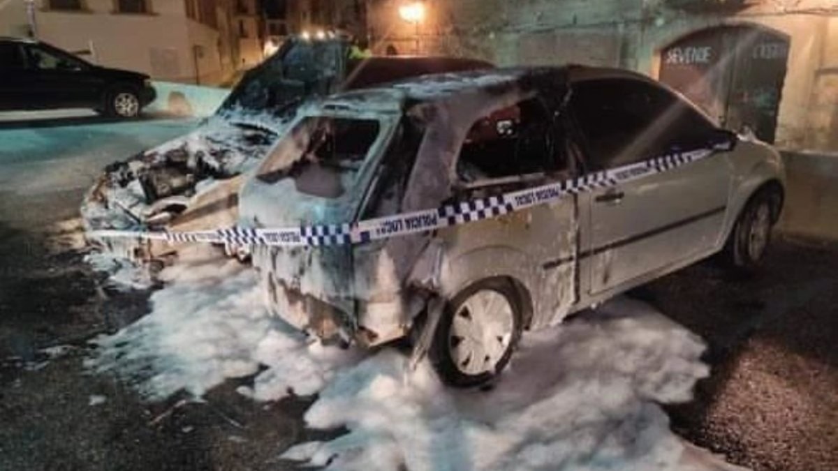 Imatge d'uns cotxes cremats a Valls