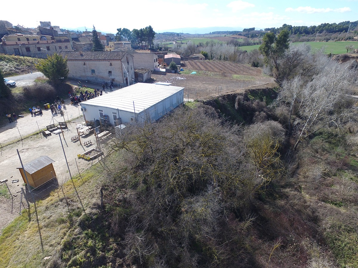 Vista aèria de l'escola de Rocafort de Queralt ubicada en un barracó des de 2008.
