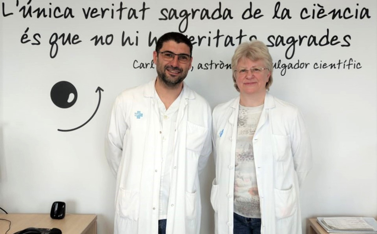El coordinador de recerca territorial de l'ICS a les Terres de l'Ebre, Carlos López, i la coordinadora del grup de Patologia Oncològica i Bioinformàtica de l'HTVC, Marylene Lejeune.