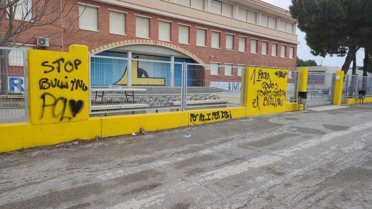 La façana de l'Institut Els Alfacs va aparèixer amb pintades en suport del Pol.