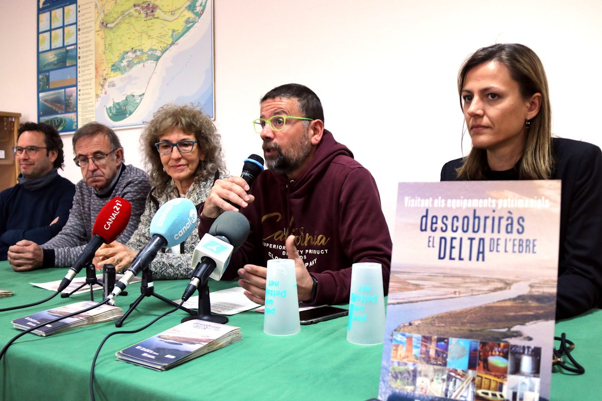 Representants dels diferents organismes que han posat en marxa la iniciativa de promoure els actius patrimonials al delta de l'Ebre, durant la seva presentació a l'Ecomuseu del parc natural  