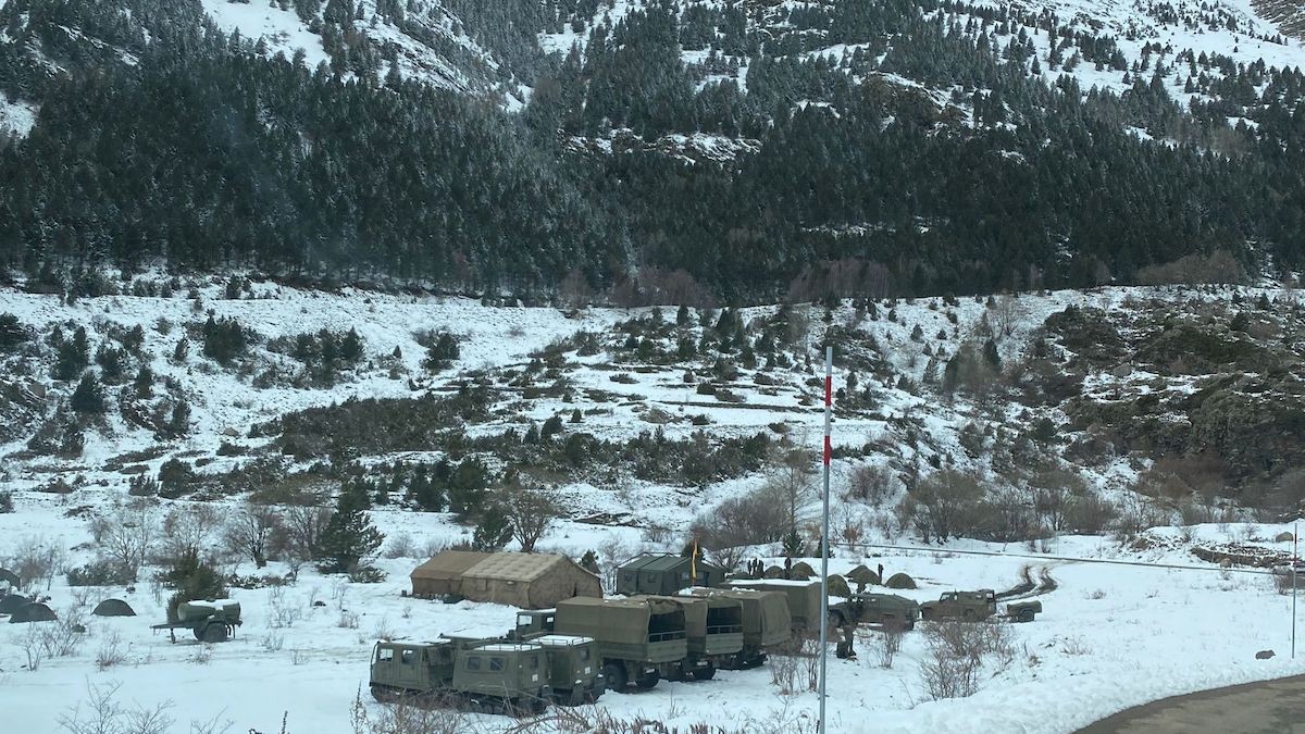 Imatge del campament de l'exèrcit instal·lat entre la neu