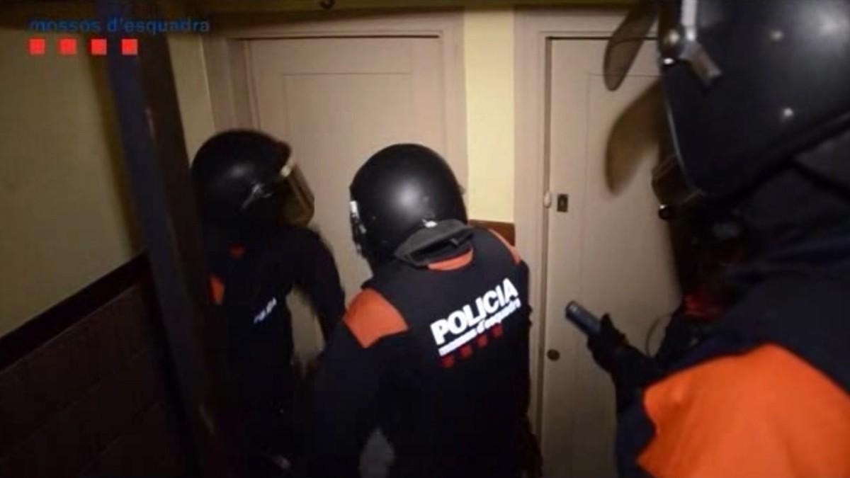 Els Mossos d'esquadra durant l'operatiu contra un grup especialitzat en assaltar cases